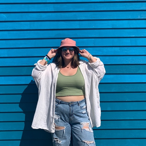 Meet your posher :) Hi I'm Tori! - Picture 4 of 4